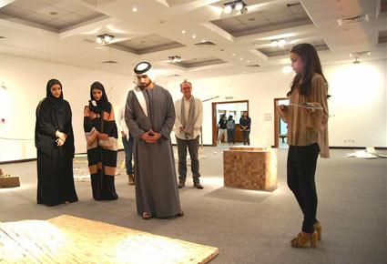 ماجد بن محمد يشهد معرض "أربعة" لطالبات الجامعة الأمريكية بدبي  